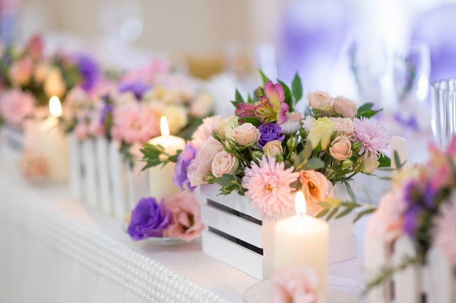 dekoracje weselne - świece i kwiaty