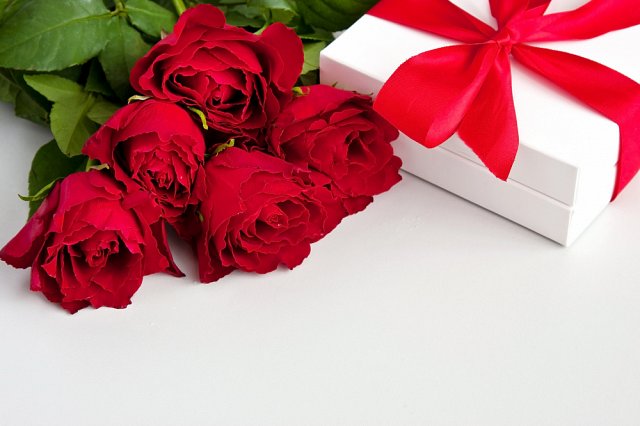 prosty prezent ślubny - kwiaty i czekoladki