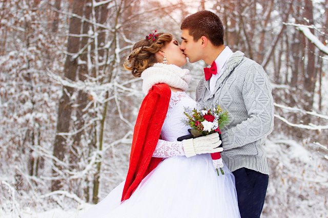 zimowy bukiet ślubny - Młoda para - sesja zimowa