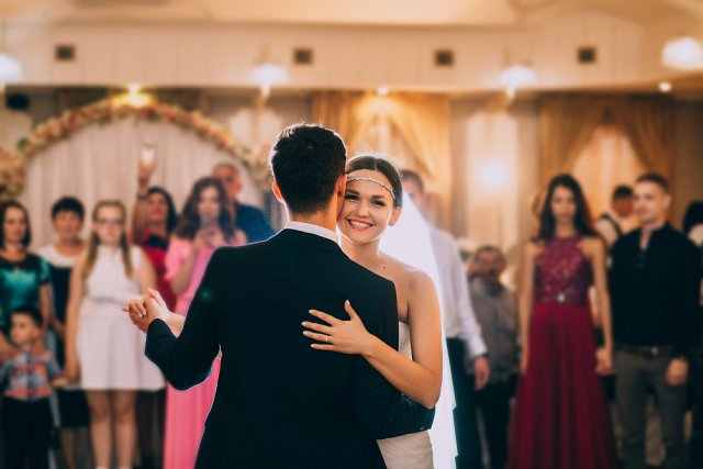 pierwszy taniec na weselu - nowożeńcy