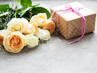 Kwiaty i prezent ślubny foto