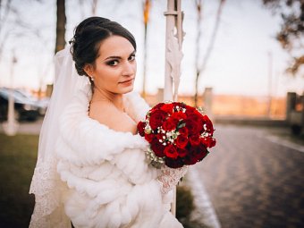 Na zdjęciu panna młoda w modnej pelerynie ślubnej