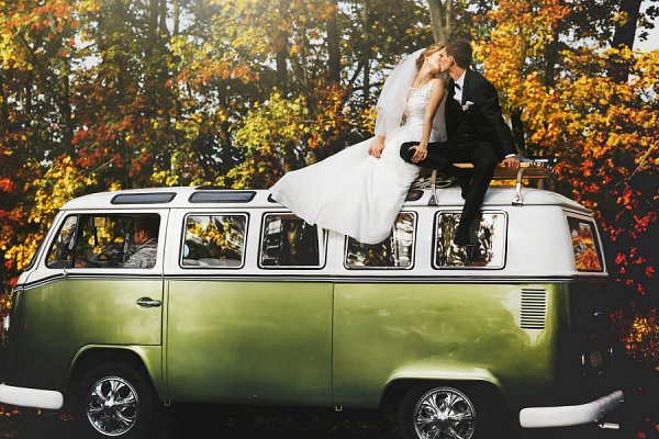 auto do ślubu - młoda para na samochodzie ślubnym