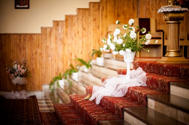 dekoracja kościoła na ślub - wesele - kwiaty na ołtarzu