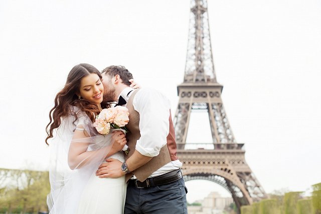 ślub za granicą - ślub w paryżu - młoda para