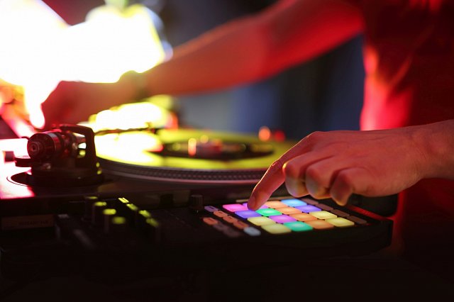 Weselny DJ – jaki koszt?