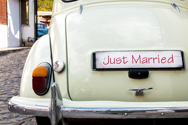 Zabytkowy samochód do ślubu: poczuj się wyjątkowo!
