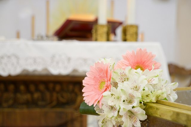 dekoracje weselne - kwiaty na ołtarzu - kościół w Legnicy