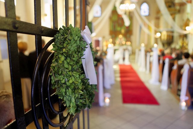 dekoracja kościoła na ślub - wejście do kościoła