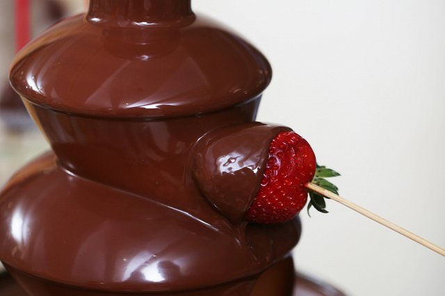 Fontanna czekoladowa - słodka weselna atrakcja