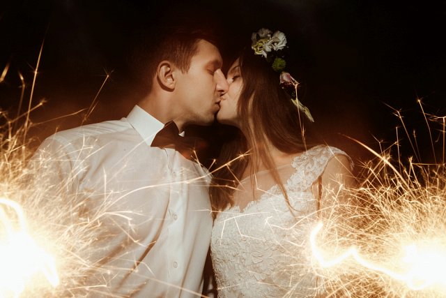 Pokaz sztucznych ogni na weselu - idealne tło dla fotografii ślubnej