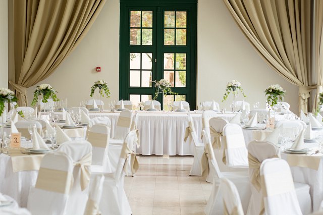 Wystrój sali weselnej - pokrowce na krzesła - ślub
