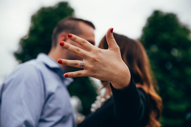 Jaki pierścionek zaręczynowy wybrać? Ranking 2019