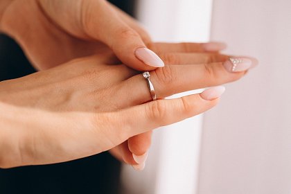 Paznokcie ślubne - jakie wzory i kolory wybrać?